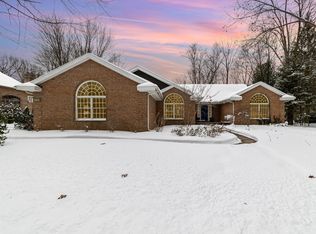 1214 Foxwood Dr, Midland, MI 48642