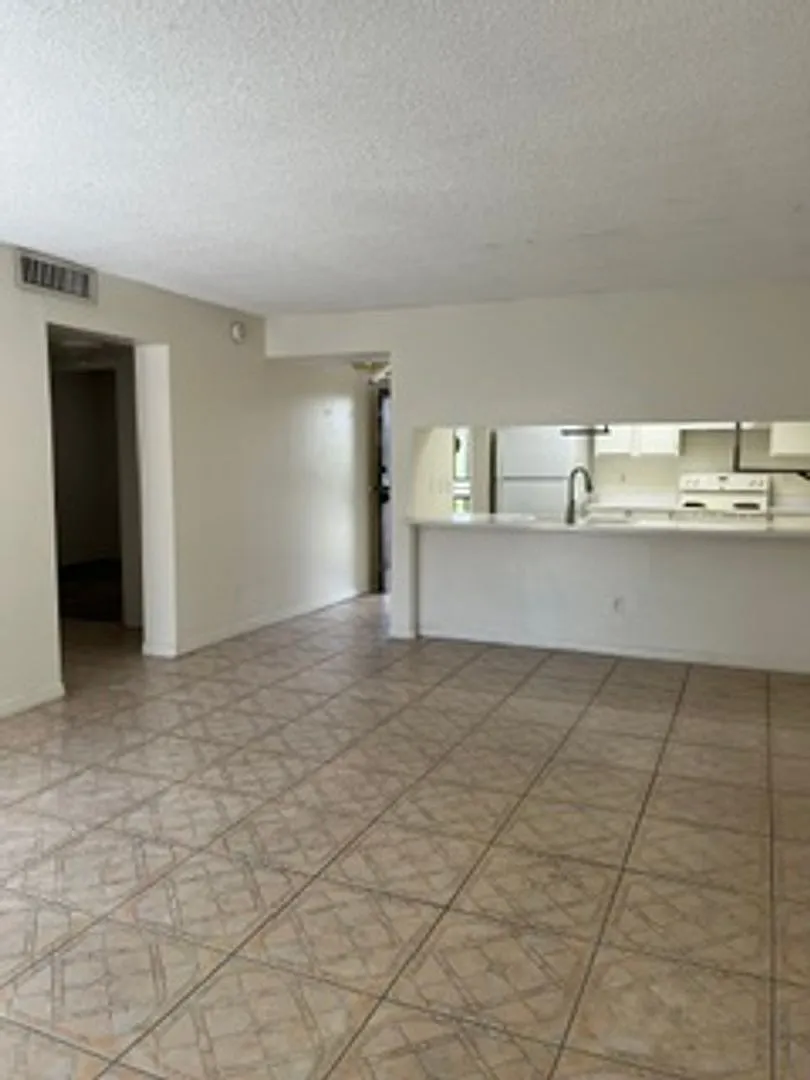 $500 Off First Months Rent! Tampa Racquet Club! — Photo 1
