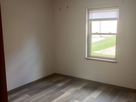 second bedroom... new ceiling fan!