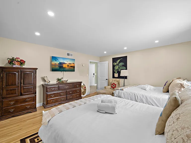 10422 Gilbert St — Photo 12