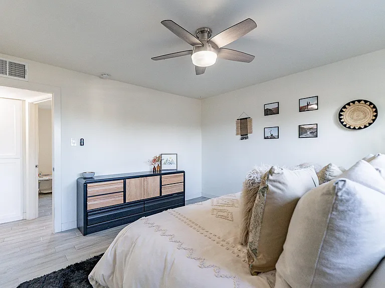 4724 E Polk St — Photo 11