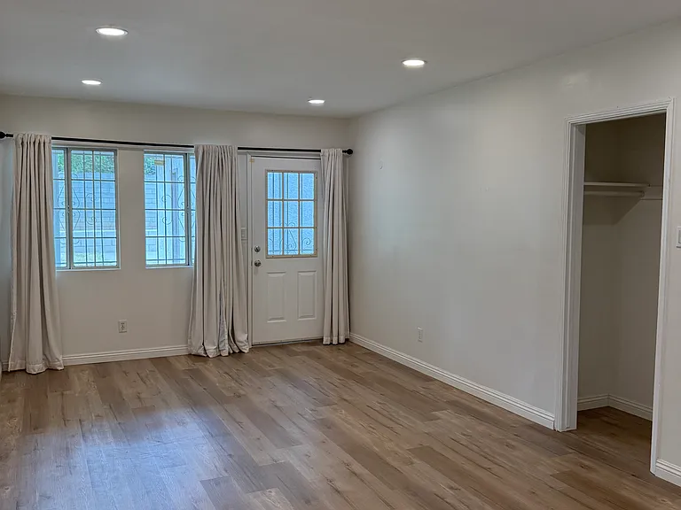 2333 Woods Ave — Photo 9
