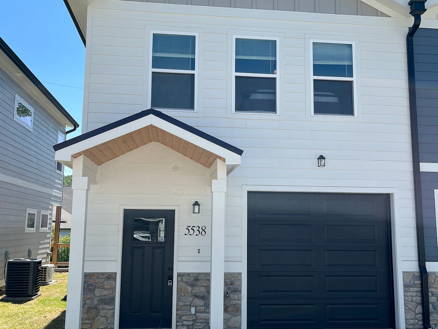 3 bed, 2.5 bath, 1242 sqft, $2,200 — Photo 2