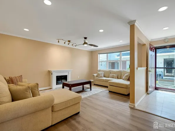 177 Bexley Ln, Piscataway, NJ 08854