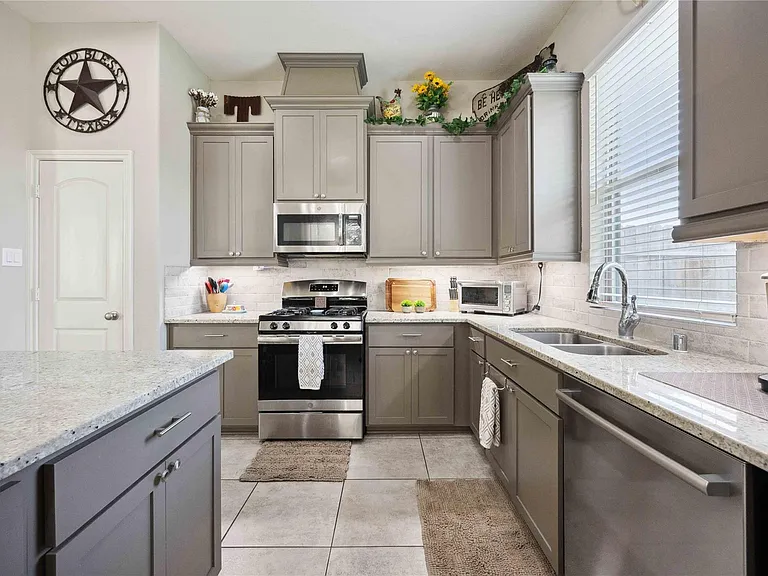 323 Biltmore Loop — Photo 9