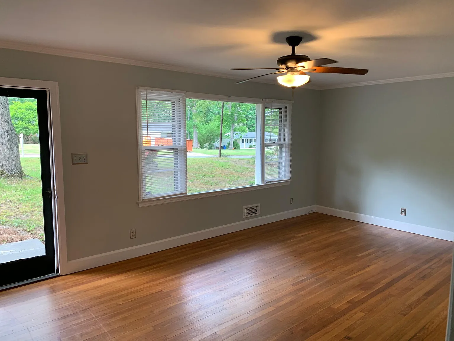 3 bed, 1.5 bath, 1118 sqft, $2,000 — Photo 3