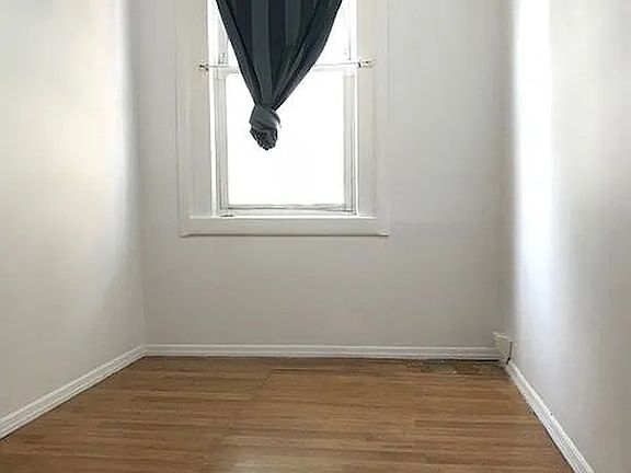4th image of 572 E New York Ave #1R