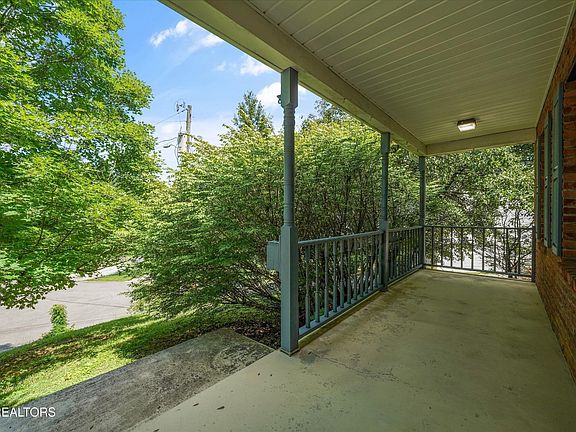 4th image of 2300 Woods End Ln