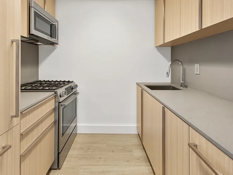 315 W 33rd St — Photo 36