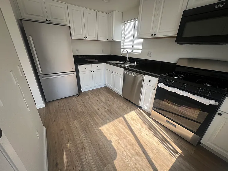740 N Alfred St #204 — Photo 8