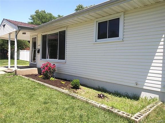 3rd image of 3322 Chaucer Ave
