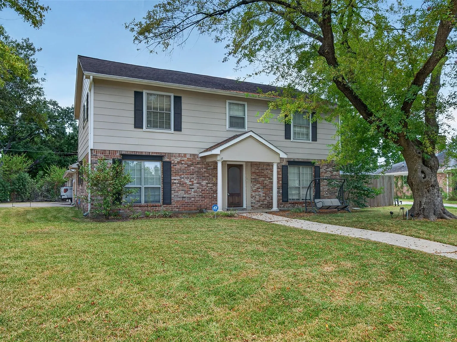 4 bed, 2.5 bath, 2258 sqft, $2,600 — Photo 2