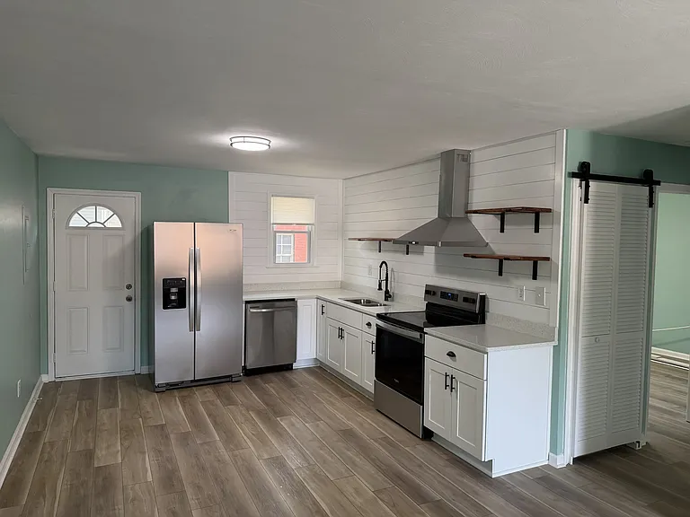 2705 Pretty Lake Ave #B — Photo 2