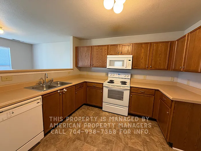 3 bed, 2.5 bath, 2078 sqft, $1,695 — Photo 3