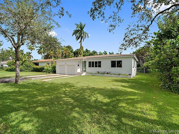 LOTS OF GREEN SPACE IN THE FRONT YARD 
