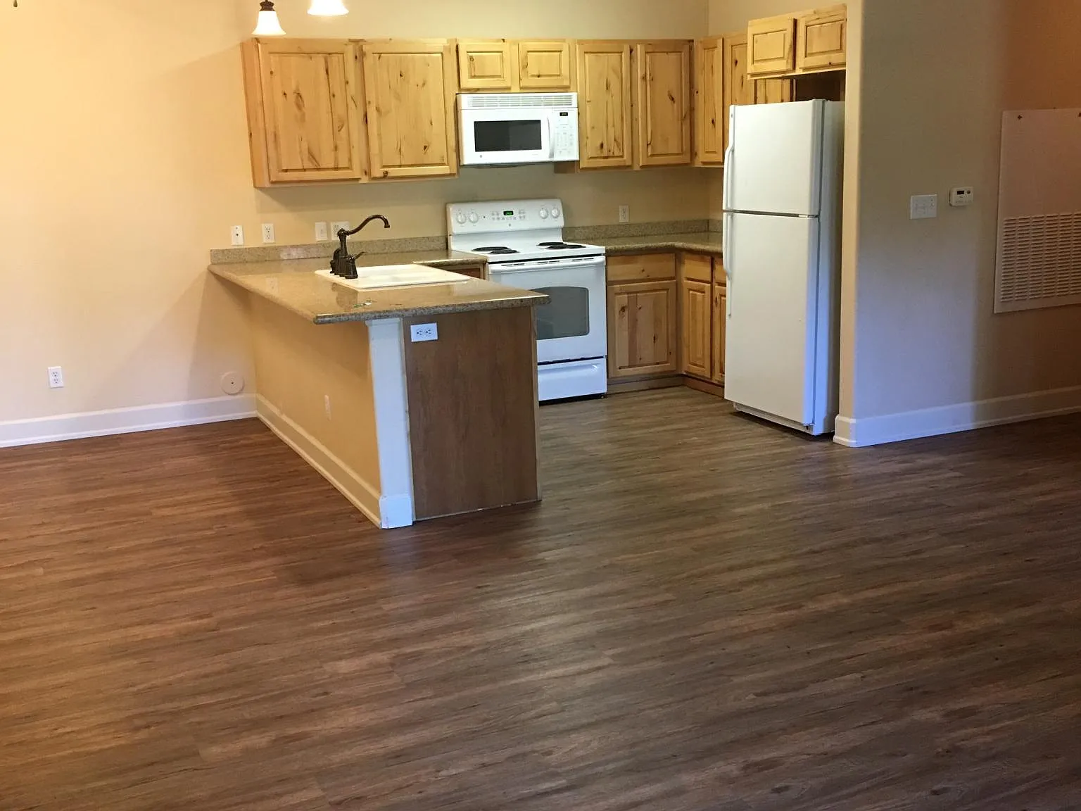 3 bed, 1400 sqft, $1,900 — Photo 2