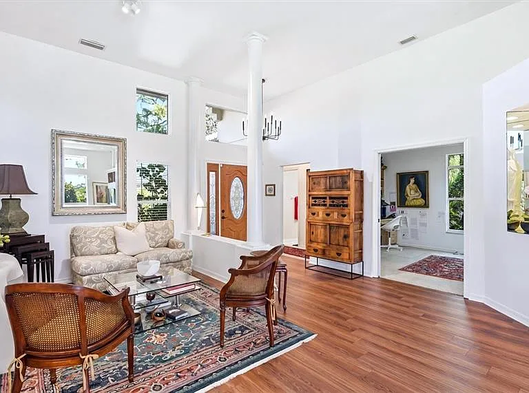 8009 Hampton Ct — Photo 5