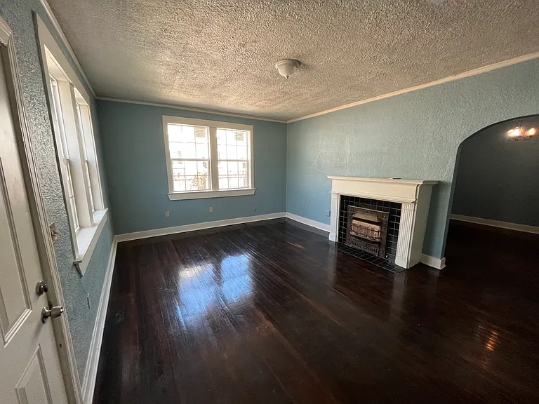 345 E Ridgeway St — Photo 3