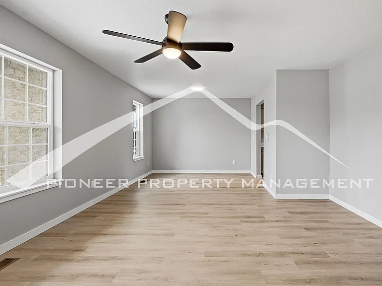 2301 E Fremont Ave #S02 — Photo 4