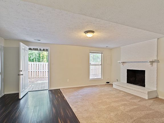 4th image of 16215 Henderson Ln