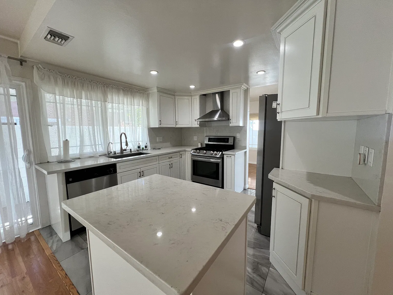 3 bed, 1450 sqft, $3,500 — Photo 3