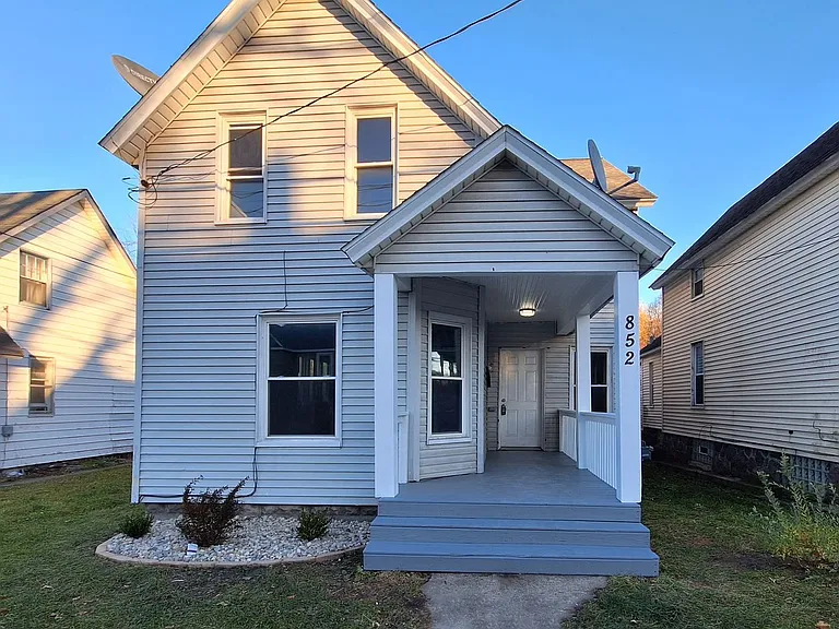 852 Lafayette Ave NE — Photo 3