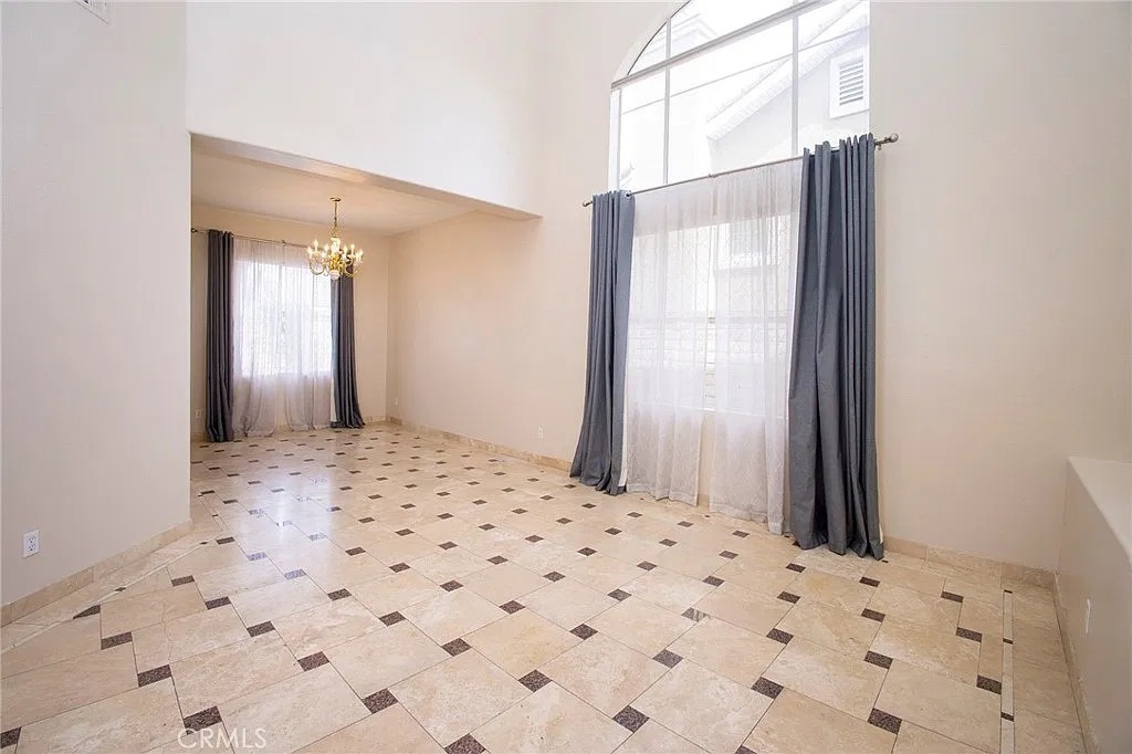 4 bed, 2657 sqft, $3,980 — Photo 2