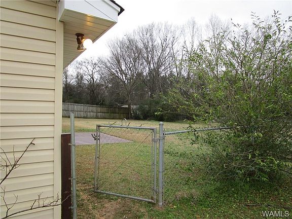 4th image of 901 Maplewood Dr