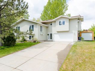 562 7th Ave SW, Dickinson, ND 58601