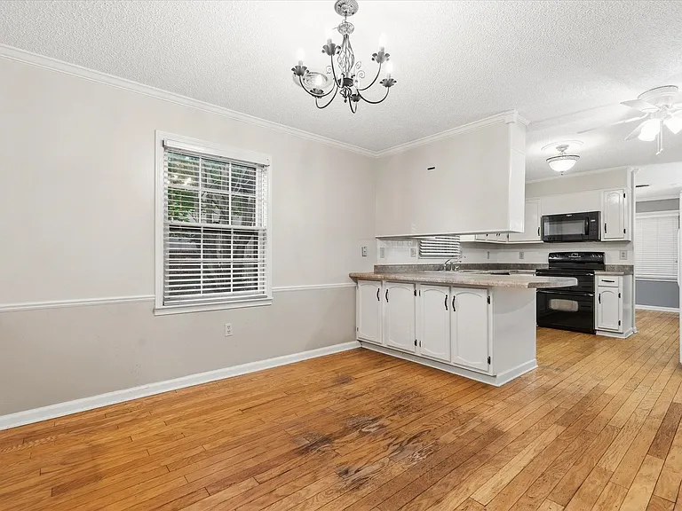 1610 Hillcrest Dr — Photo 36