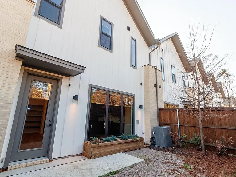 2261 Rook Dr — Photo 14