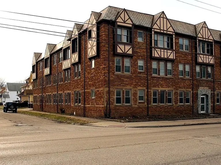 Noble Tudor Apartments — Photo 1
