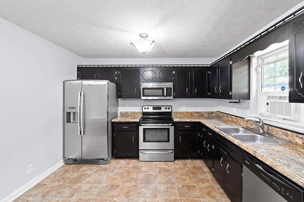 3 bed, 1836 sqft, $1,700 — Photo 3