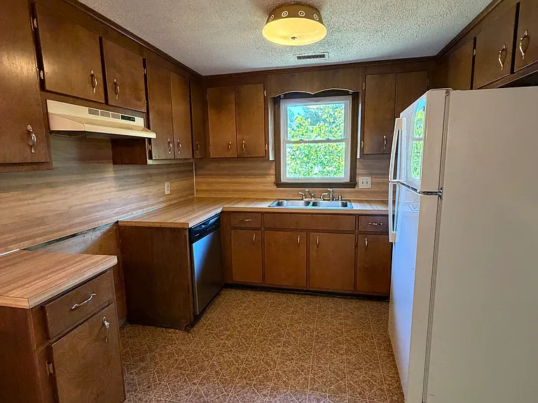 339 Seminole Trl — Photo 1