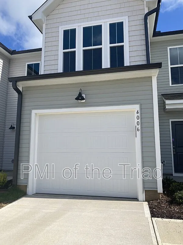 3 bed, 2.5 bath, 1558 sqft, $2,000 — Photo 2