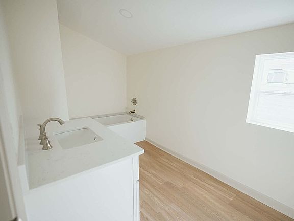 3rd image of 1323 Aycock St