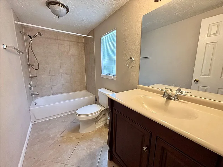 422 W Burleson St — Photo 6