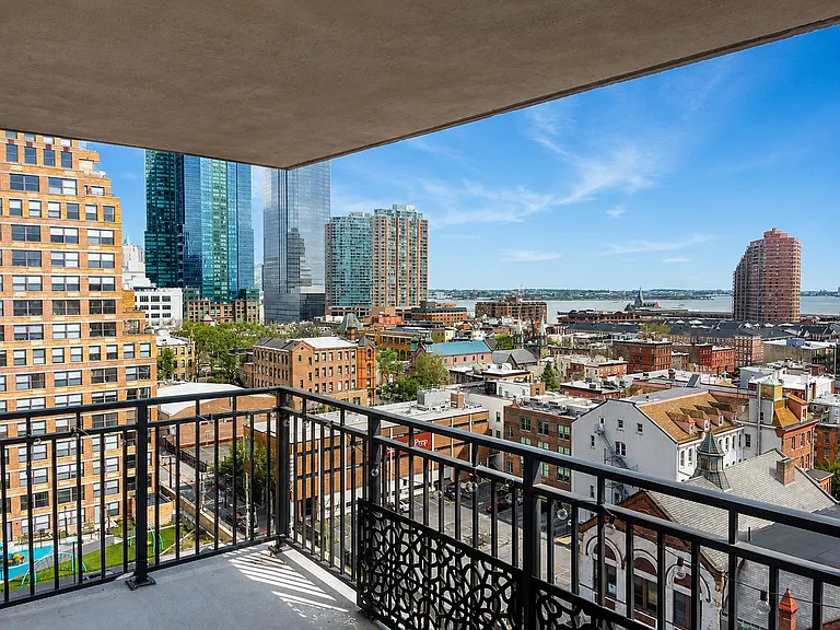 135 Montgomery St #15B — Photo 2