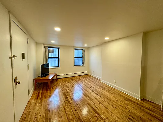 Rented by Bedford Realty USA Corp | media 11