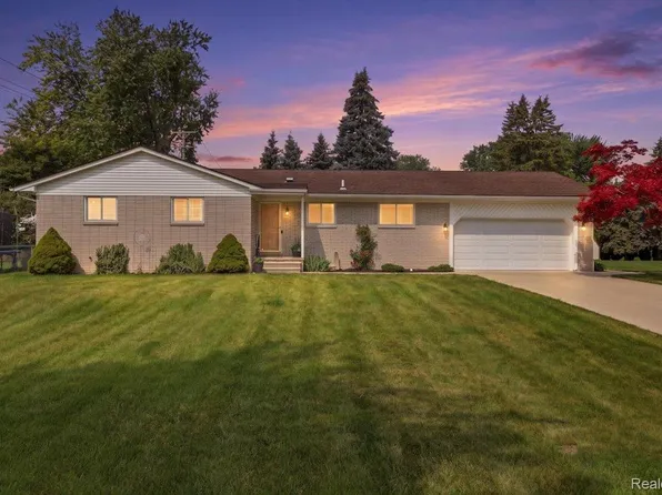 38475 Manchester St, Clinton Township, MI 48036