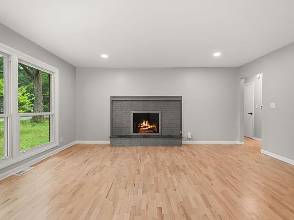 5th image of 815 Westminster Rd