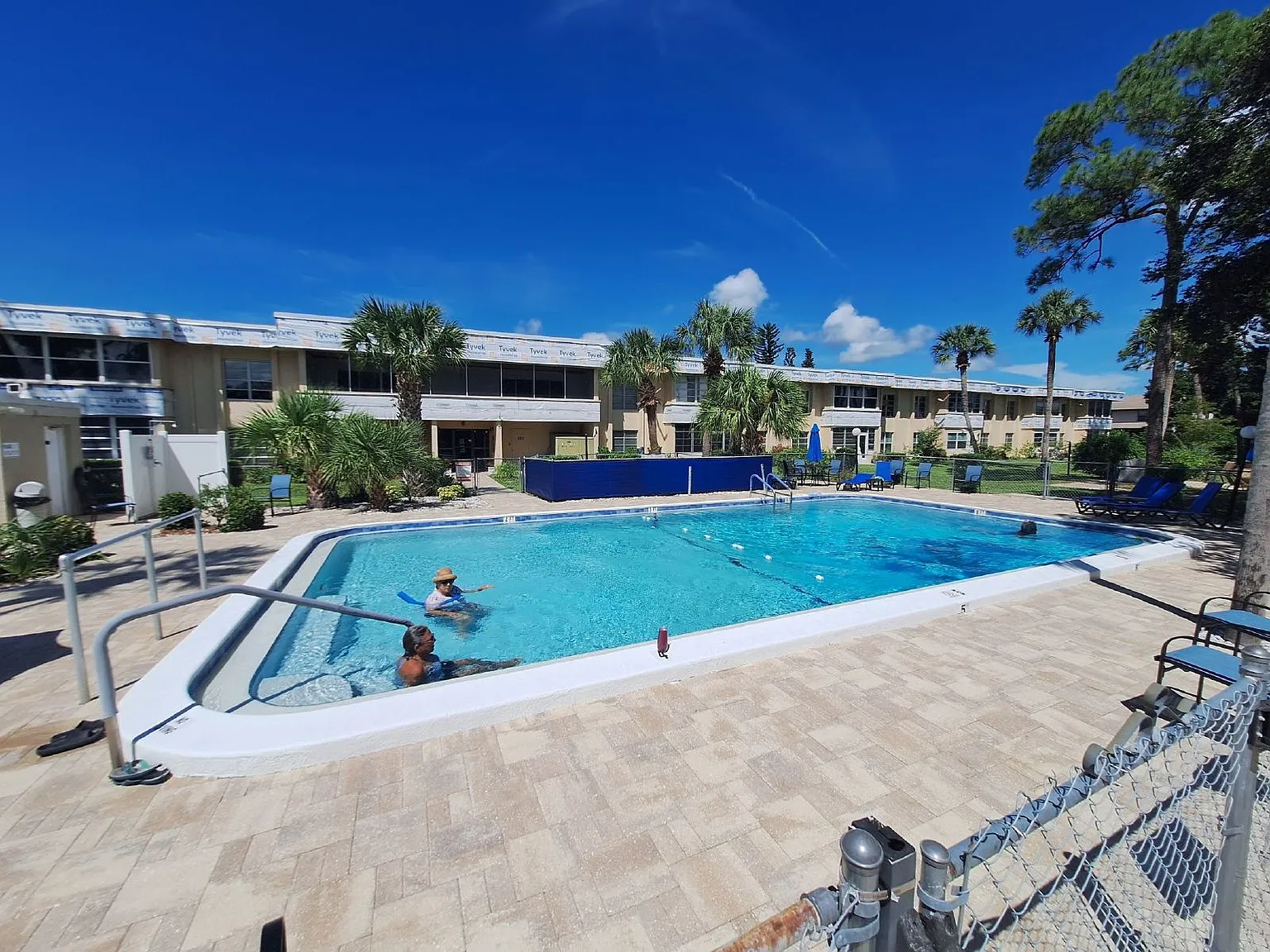 1 bed, 1.0 bath, 672 sqft, $1,195 — Photo 2