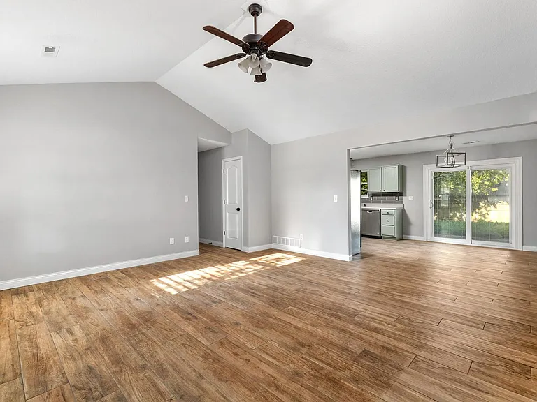 607 Winterway Dr — Photo 6