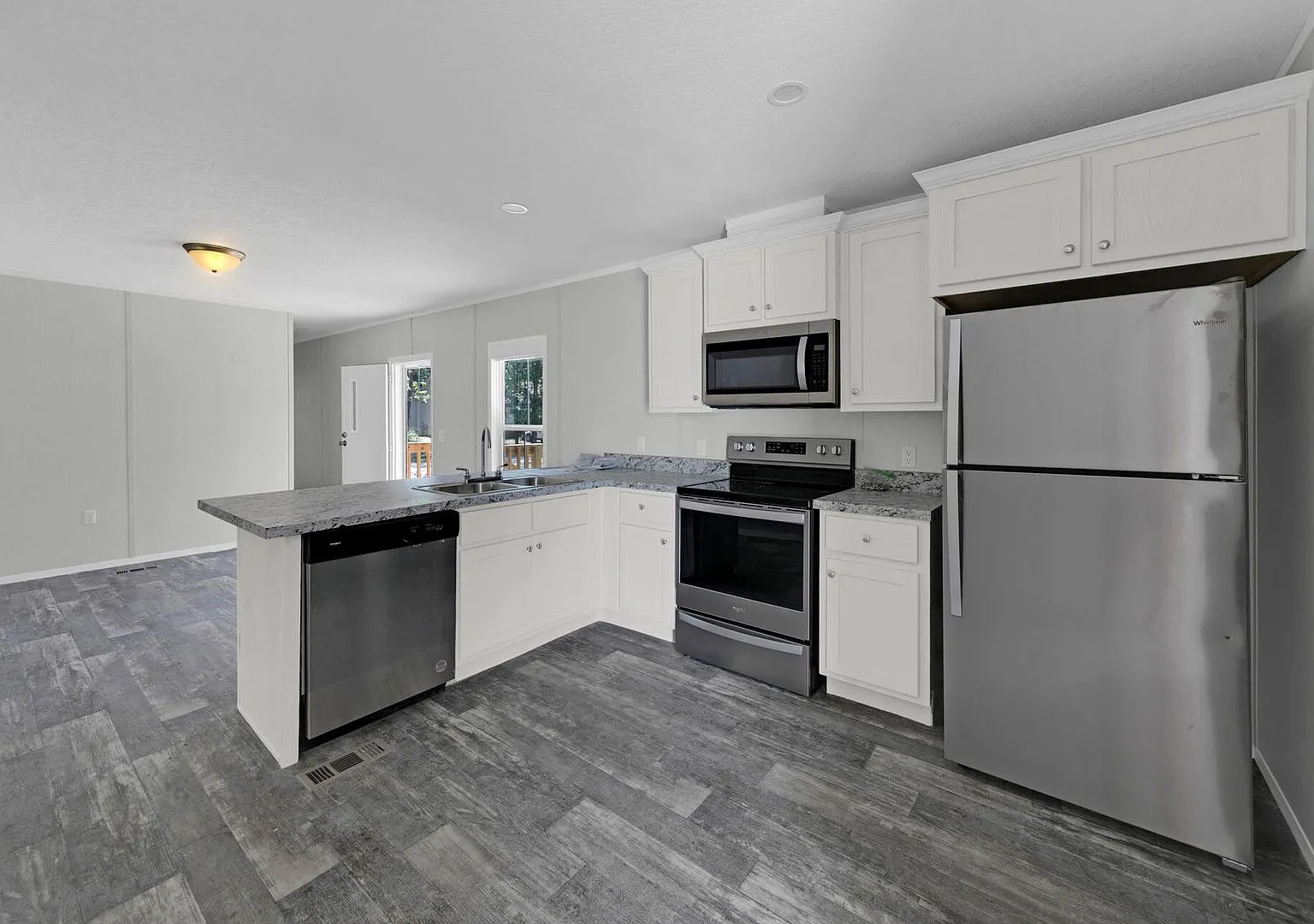 Luxury 3 Bedroom/ 2 Bath Mobile Home — Photo 1