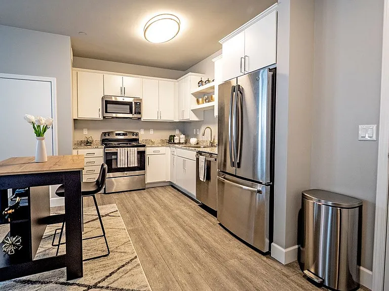 Gatsby Apartments — Photo 13