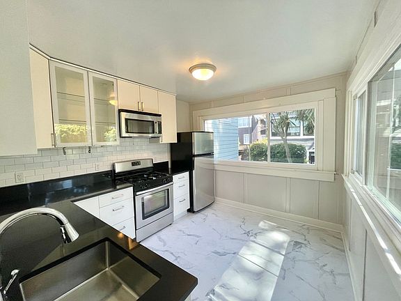 2nd image of 858 Ashbury St #2
