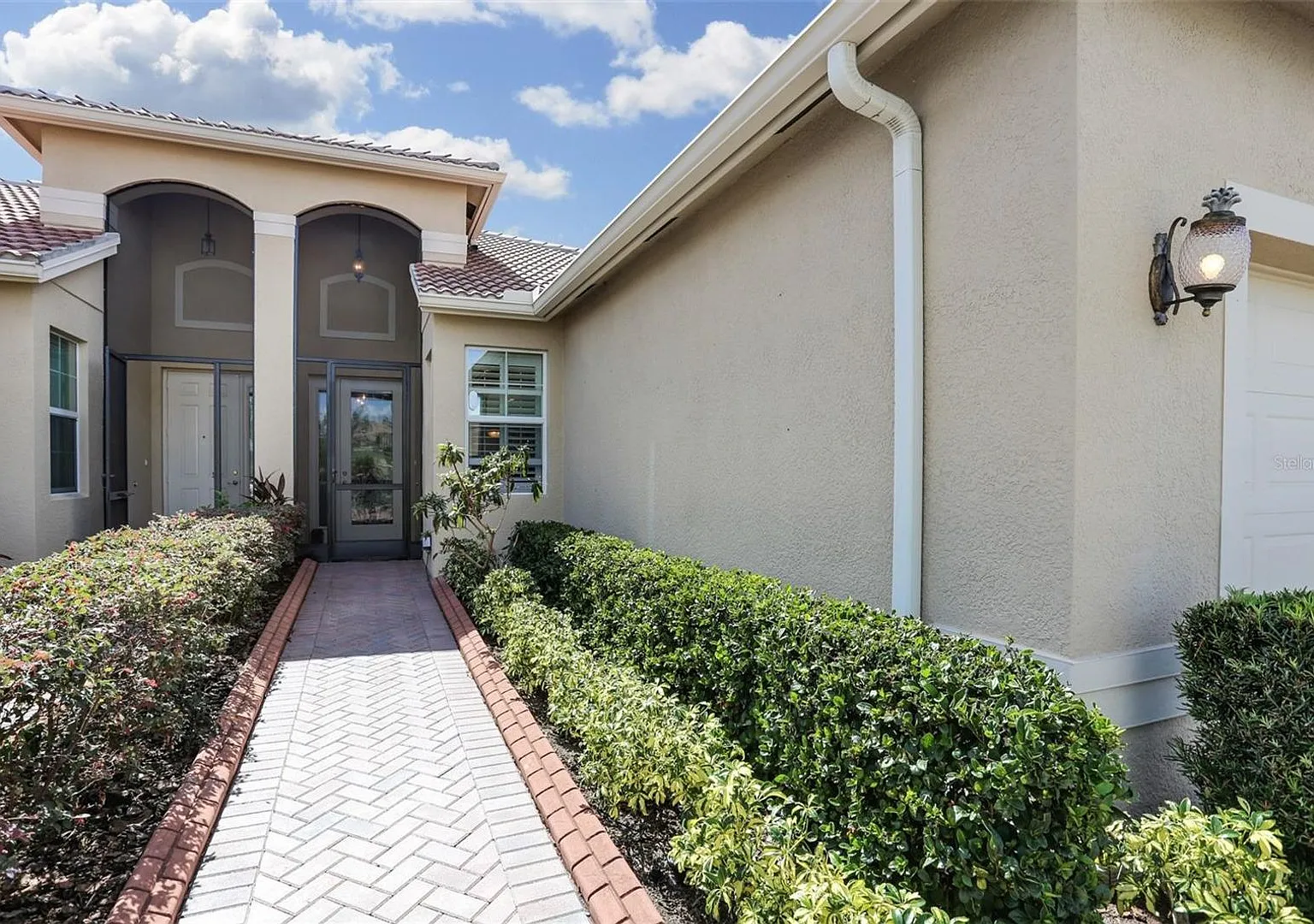 Valencia Lakes live like you are on vacation — Photo 2