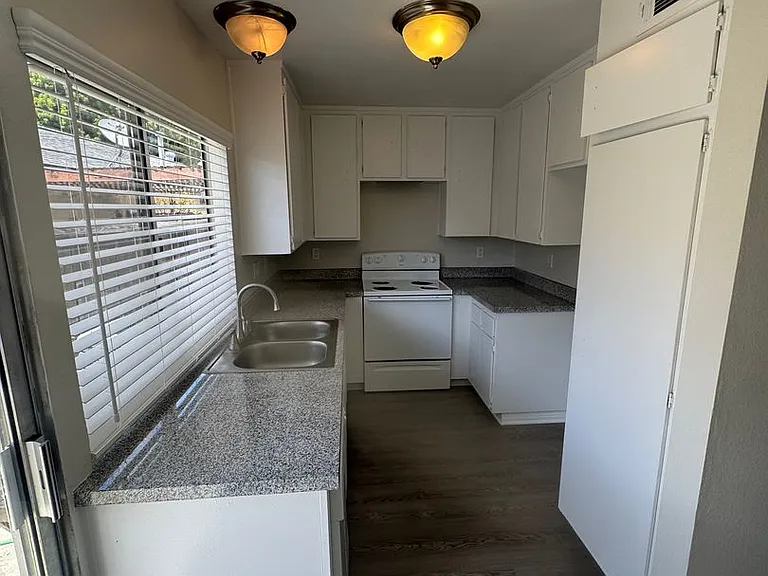 1236 Devonshire Ln — Photo 11