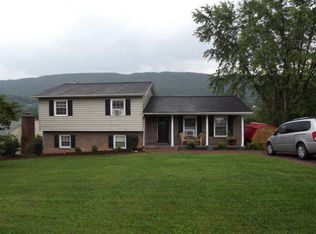 305 Hawthorn St, Bluefield, VA 24605