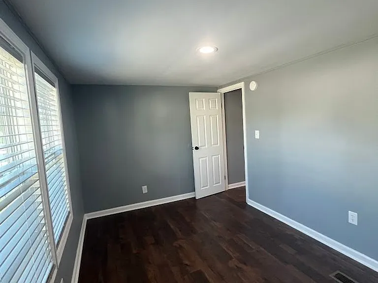 5613 Hardwick Ln — Photo 11